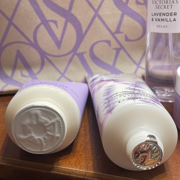 Victoria Secret bag with some beauty products is side - Picture 9 of 9